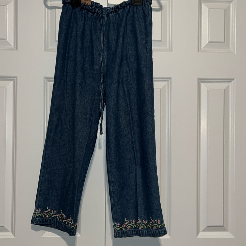 AMI cute denim capris with floral stitched straight hem